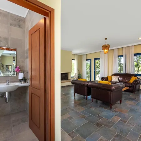 Themis Private Villa, Swimming Pool & Jacuzzi * Ялиссос